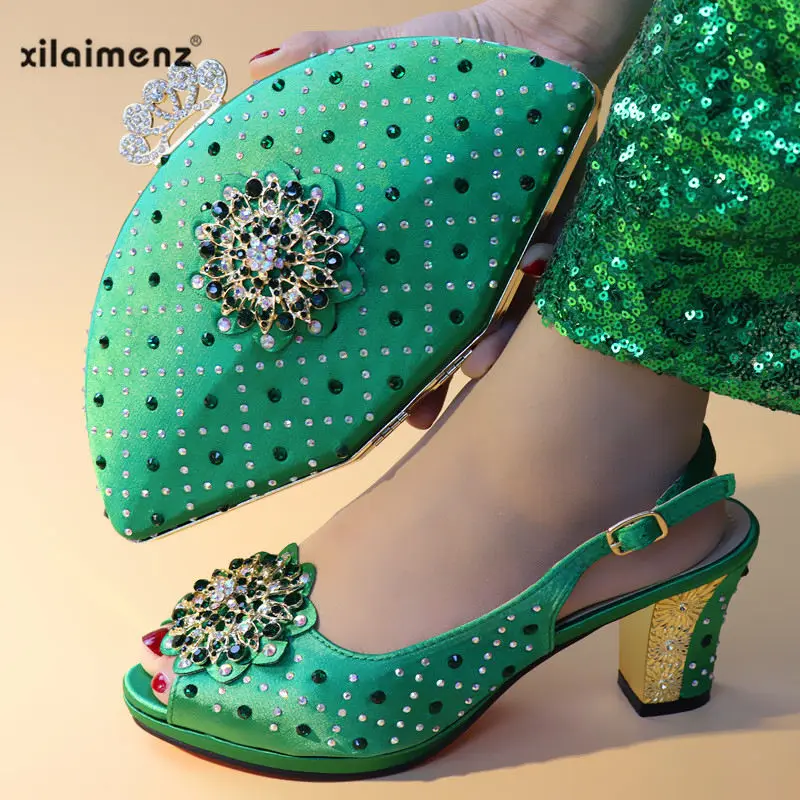 Удобные туфли зеленого цвета на каблуке в итальянском стиле с сумочкой комплекте