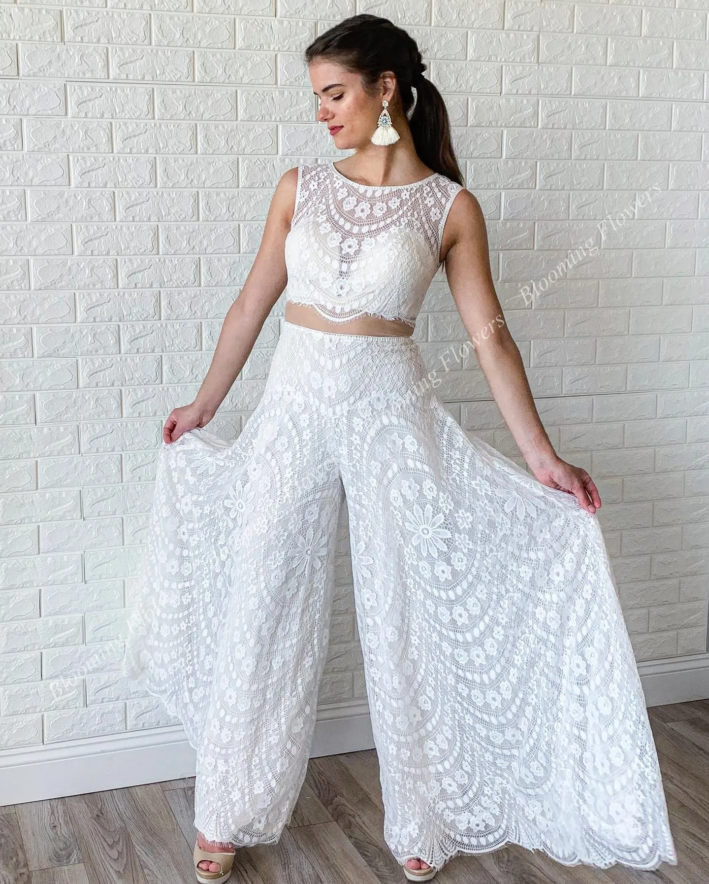 Boho Свадебные брючные костюмы богемный пляжный кружевной свадебный комбинезон 2 шт пуговицы сзади широкие брюки без рукавов укороченный топ