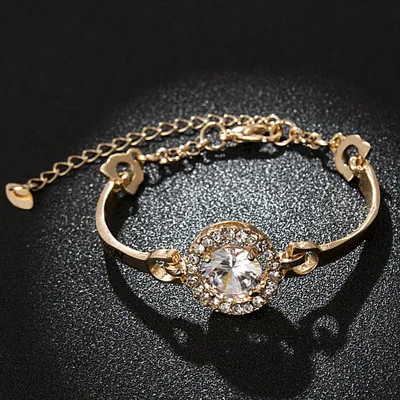 Женский атмосферный браслет массивный блестящий с кристаллами изображением