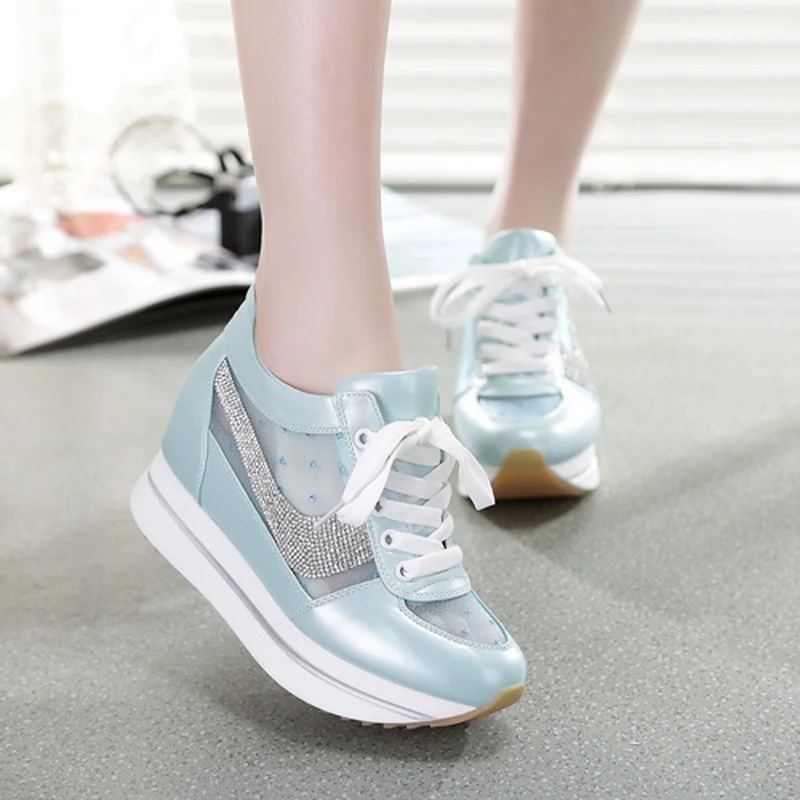 Женские кроссовки из сетчатого материала обувь со стразами на танкетке скрытым