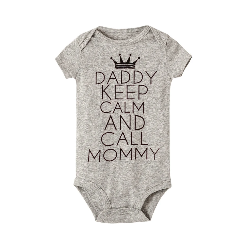 Забавная Одежда для новорожденных девочек с надписью «Daddy Keep Calm and Call Mommy», хлопковый комбинезон с короткими рукавами