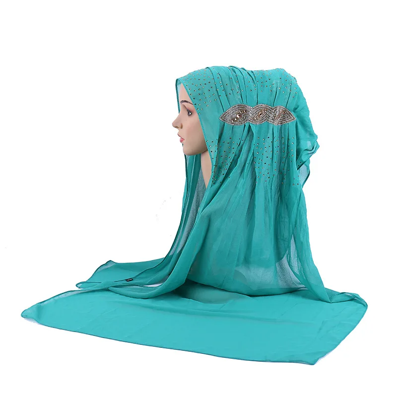Арабских платок из однотонного шифона hijab шарф Мусульманский тюрбан Для женщин длинной мантией для изысканный заклепки декоративные хиджаб femme musulman