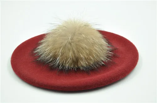Wine red natural fur Женский берет, шапка с натуральным большим меховым помпоном, Зимний вязаный шерстяной берет, натуральный мех енота, шапка с помпоном, одноцветная, высокое качество, женский берет - Цвет: Wine red natural fur