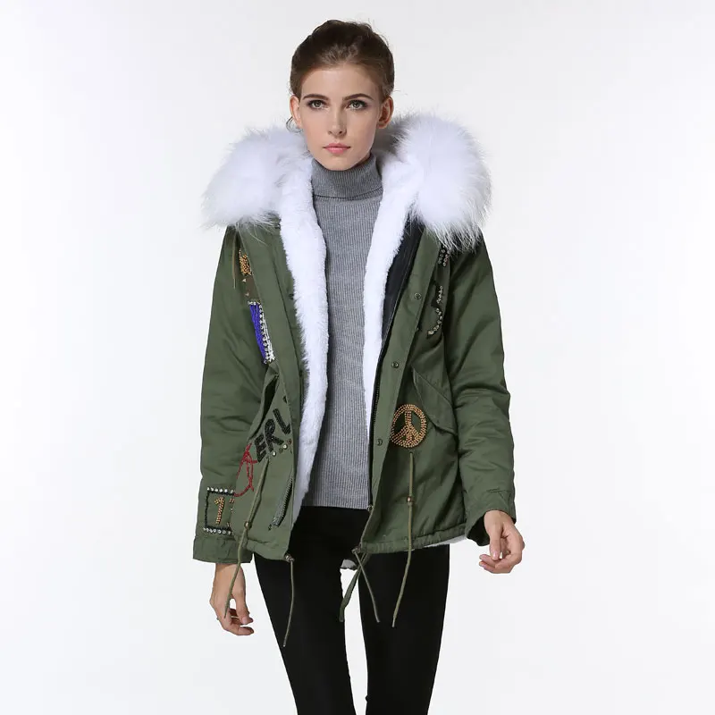 Женская куртка с бисером элегантная утепленная армейского зеленого цвета