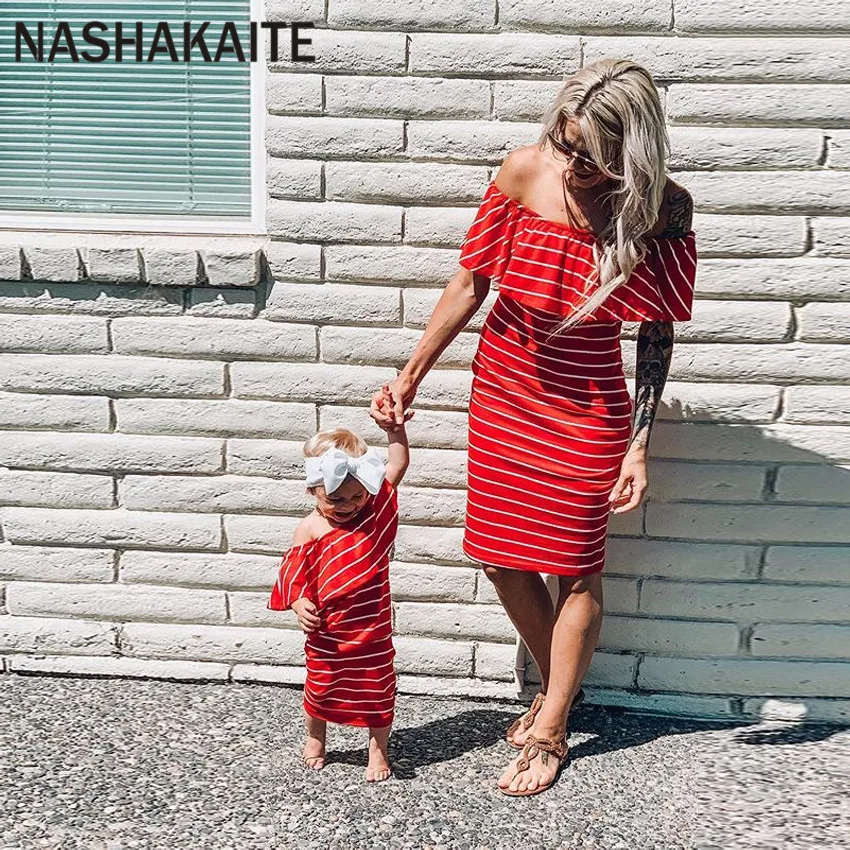 NASHAKAITE/одежда Мама и я мини-платье в красную белую полоску с открытыми плечами