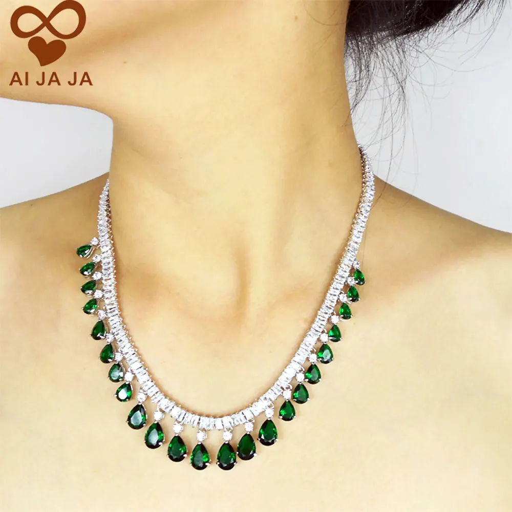 Роскошное ожерелье с квадратными и каплевидными Фианитами выложенное