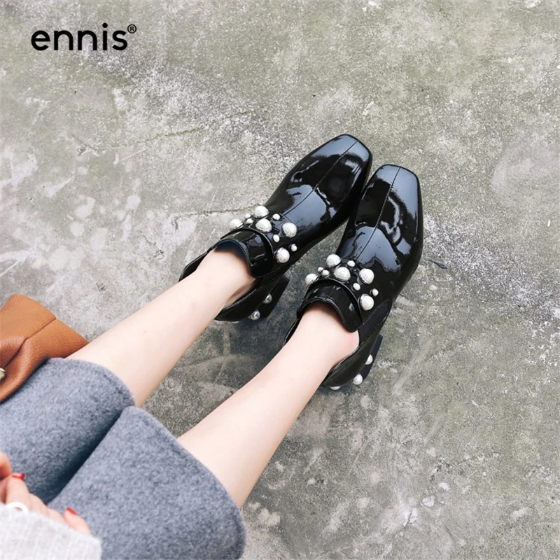 ENNIS/ г.; черные женские ботинки из лакированной кожи, Украшенные бусинами и жемчужинами; Дизайнерская обувь «Челси» с квадратным носком; эластичные короткие ботиночки; A7247