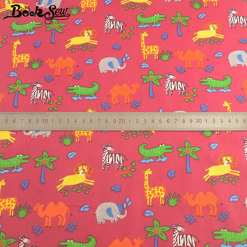 Тканевая ткань с розовым рисунком животных из мультфильма 100% хлопок саржевого
