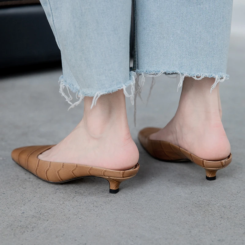

ISNOM Emboss Cow Leather Slippers Women 2019 New Woman Slides Shoes Female Square Toe Cat Heels Mules Shoes Fashion Party Shoes