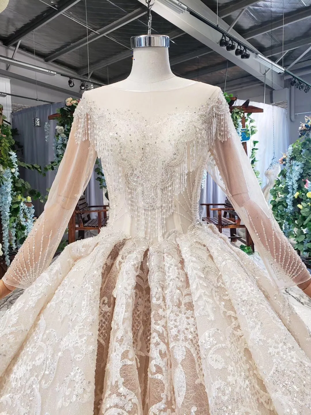 

Full Lace Vintage Ball Gown Embroidery Arab Wedding Dress 2019 Long Sleeve Plus Size Appliques Crystals Wedding Gown Bride Dress