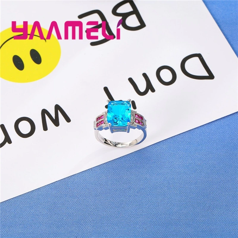 Модное популярное кольцо в современном стиле с геометрическим узором квадратное