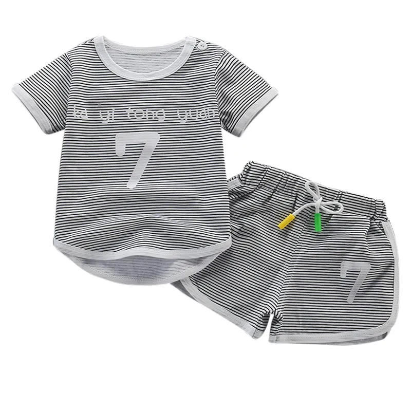 Летняя футболка в полоску с короткими рукавами и надписью для маленьких