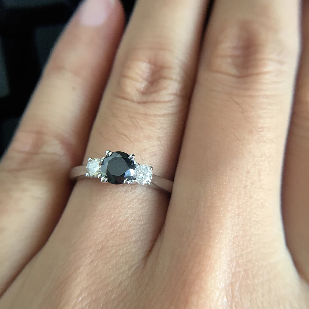 Черное муассанитовое кольцо уникального дизайна 0,5 карата 5 мм круглой огранки с бриллиантами размером Melee 14k белого золота.