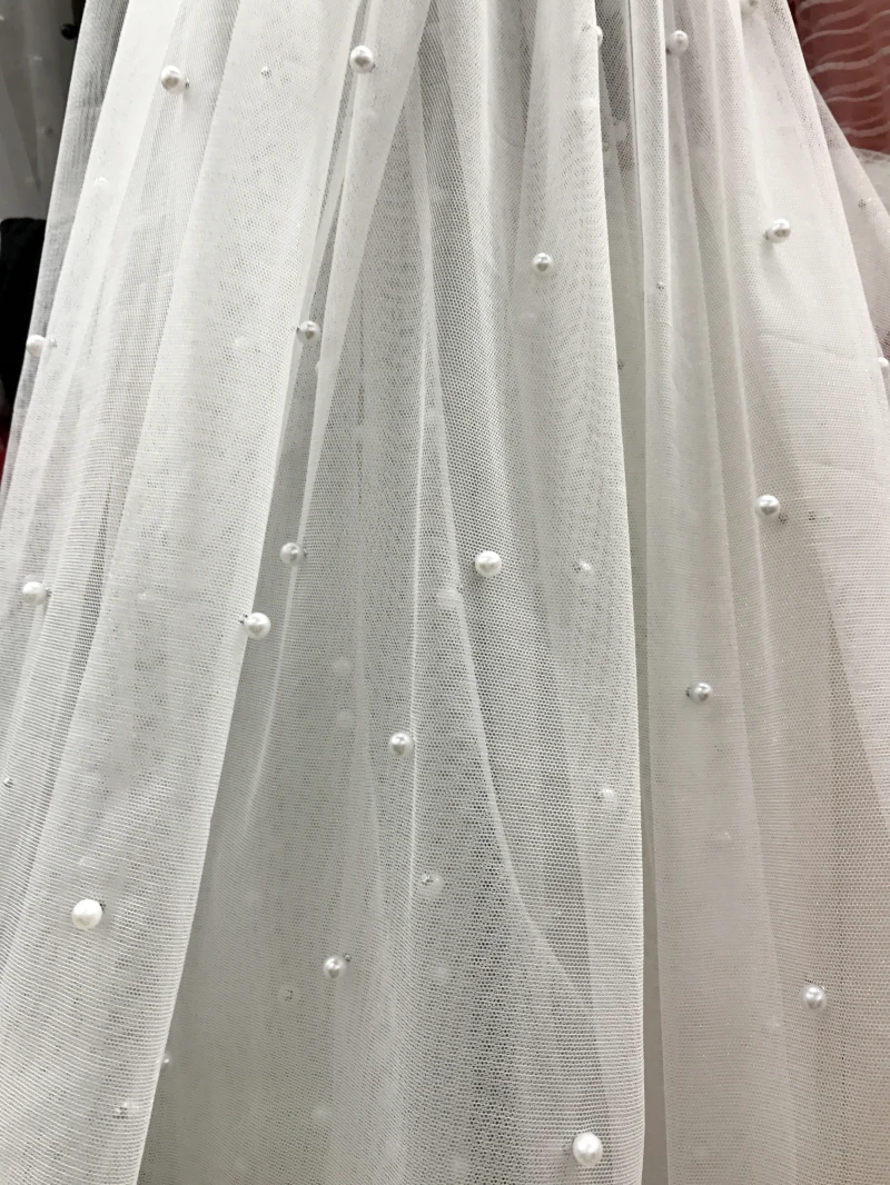 Кружевная ткань с бусинами и жемчугом тюль белого цвета оттенка слоновой кости