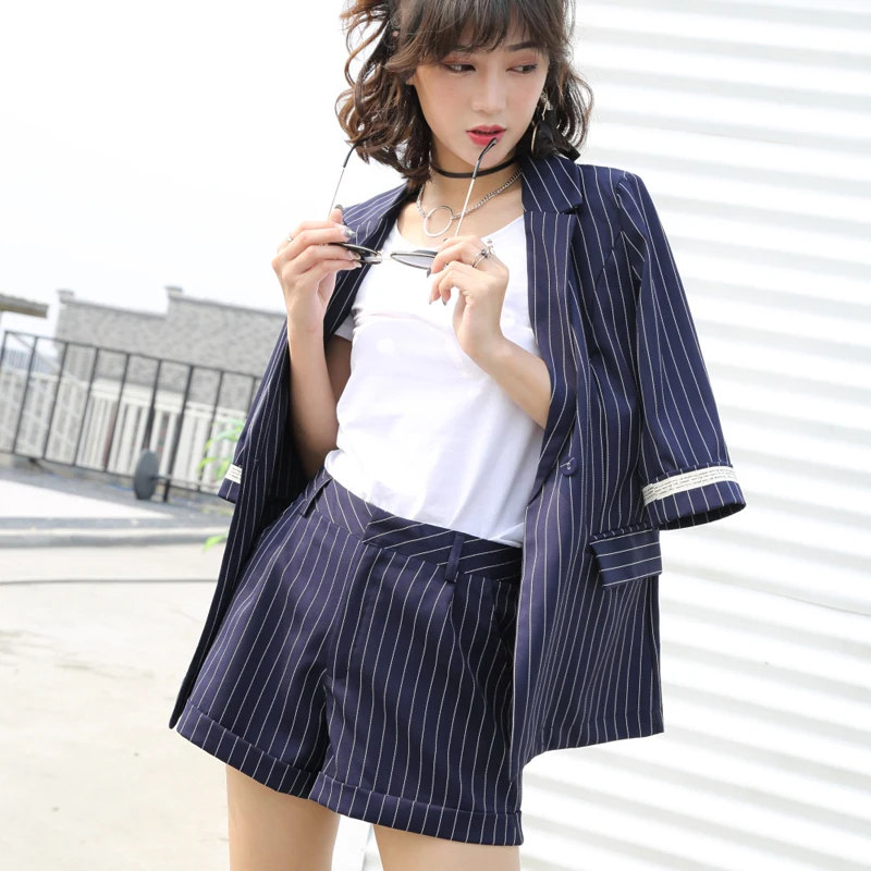 Женский офисный костюм в синюю полоску с короткими штанами комплект из 2