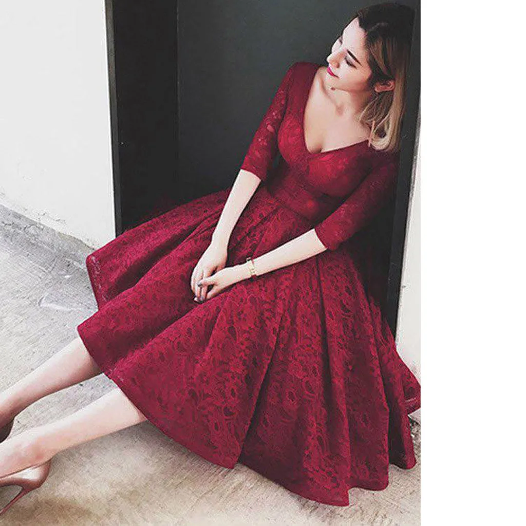 Женское платье с открытыми плечами длинное атласное вечернее разрезом спереди