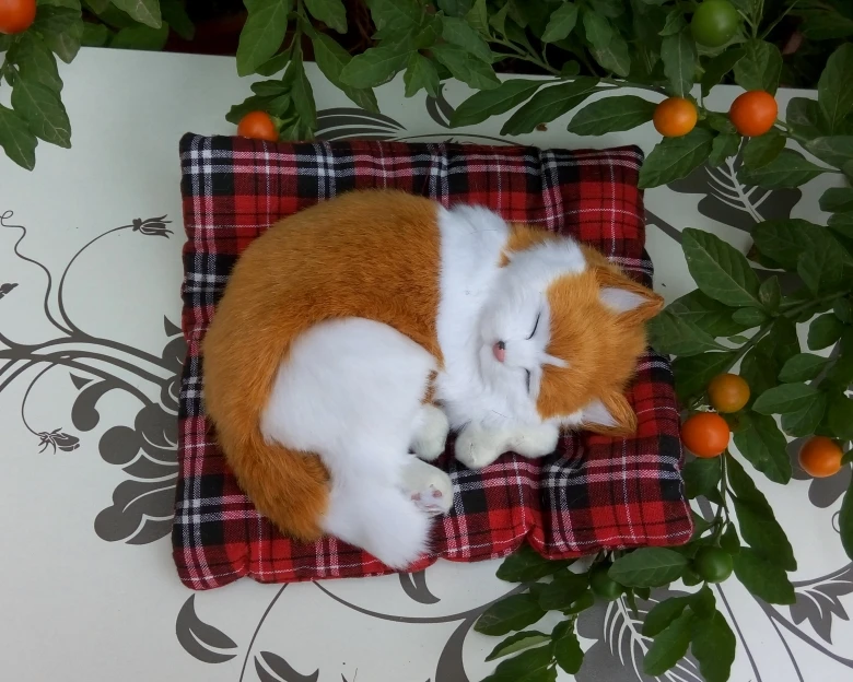 Модель спящего кота желтого и белого цвета примерно 19x15 см фигурки ручной работы