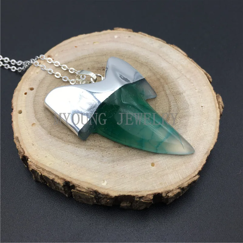 

MY0902 Green Agates Shark Tooth Pendant Necklace With Silver Color Chain