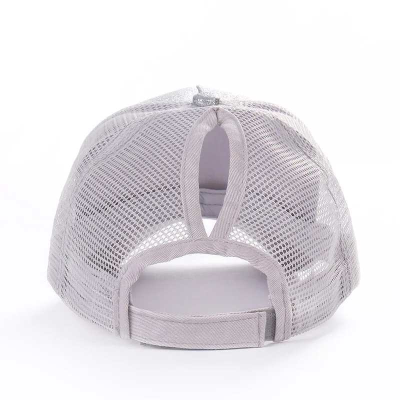 Яркая пленка флуоресцентная бейсбольная кепка после открытия конского хвоста