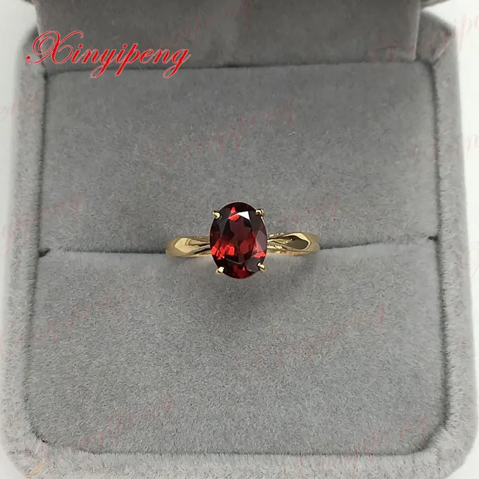 Желтое золото 18 карат с искусственными элементами женское ювелирное изделие