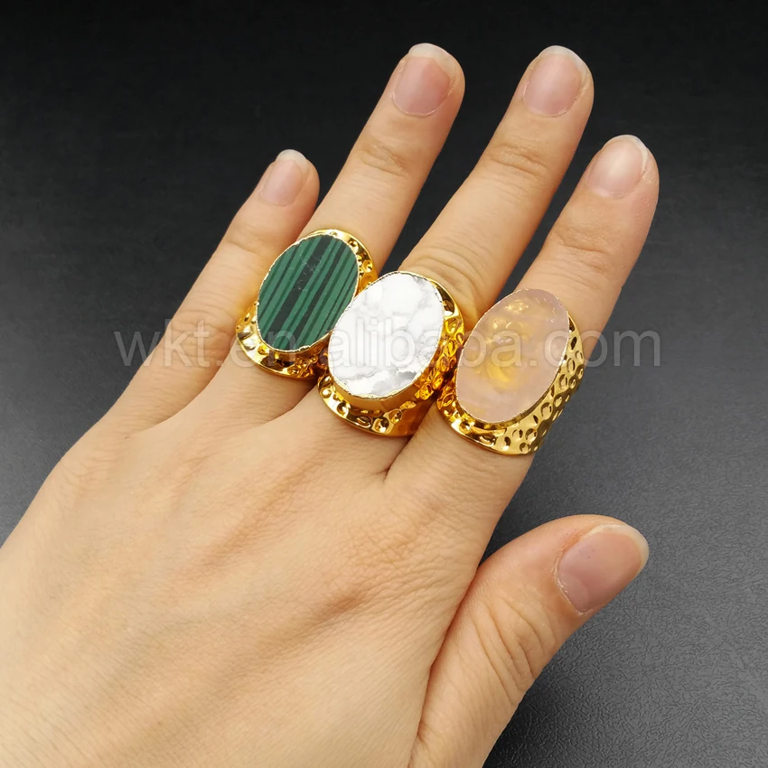 Овальное кольцо из натурального малахита регулируемое с зеленой полосой для