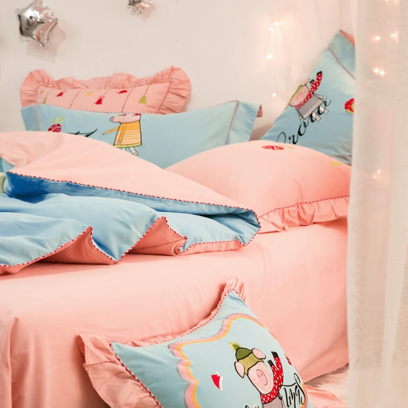 Комплект постельного белья "2018 Голубой роскошный милый поросенок Карикатура Вышивка" с двойным/королевским/королевским размером одеяла, простыней и наволочек.