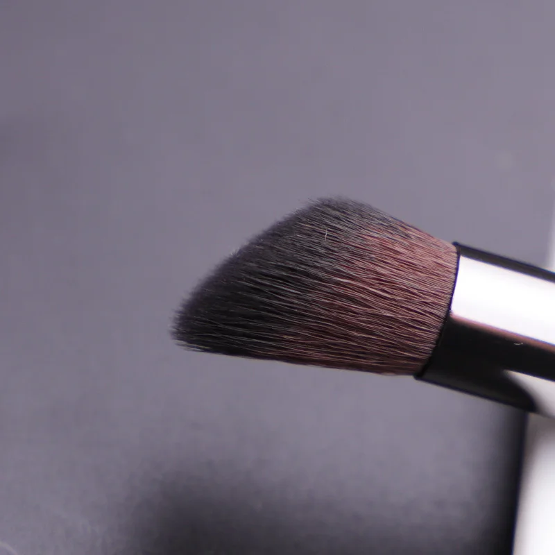 Профессиональная кисть для теней век с деревянной ручкой #234 средний угол плотная