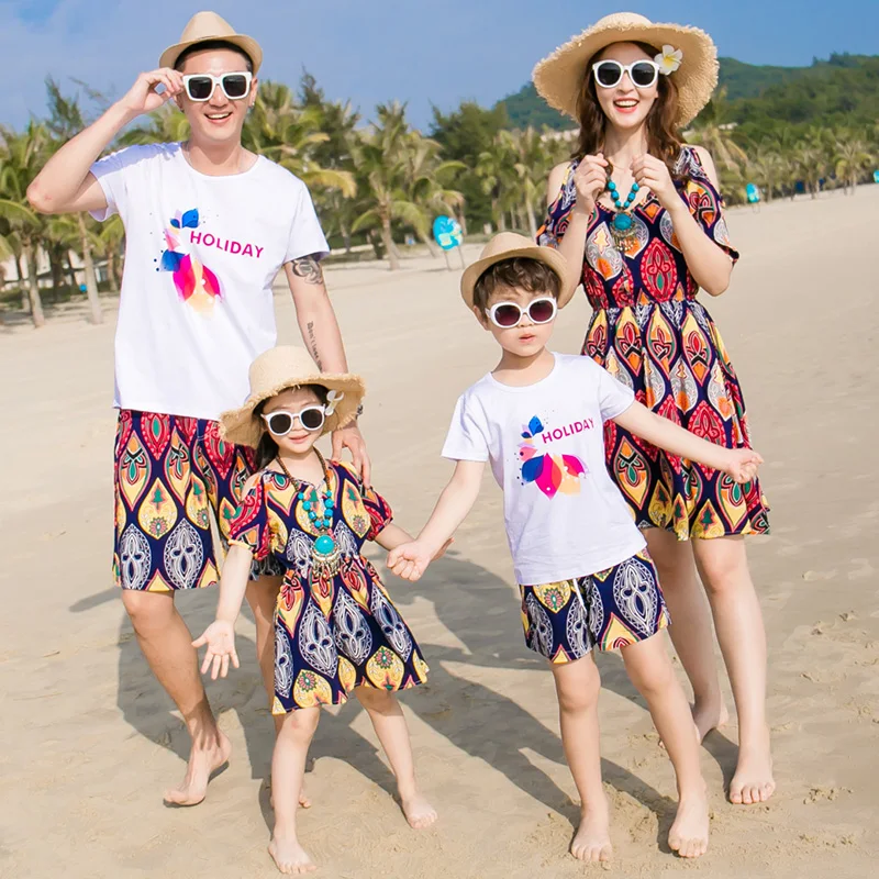 Одинаковые комплекты для семьи в летнем стиле платья мамы и дочки богемное