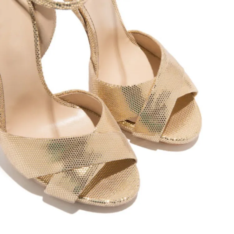 Модные женские босоножки золотистого цвета пикантные на высоком каблуке с