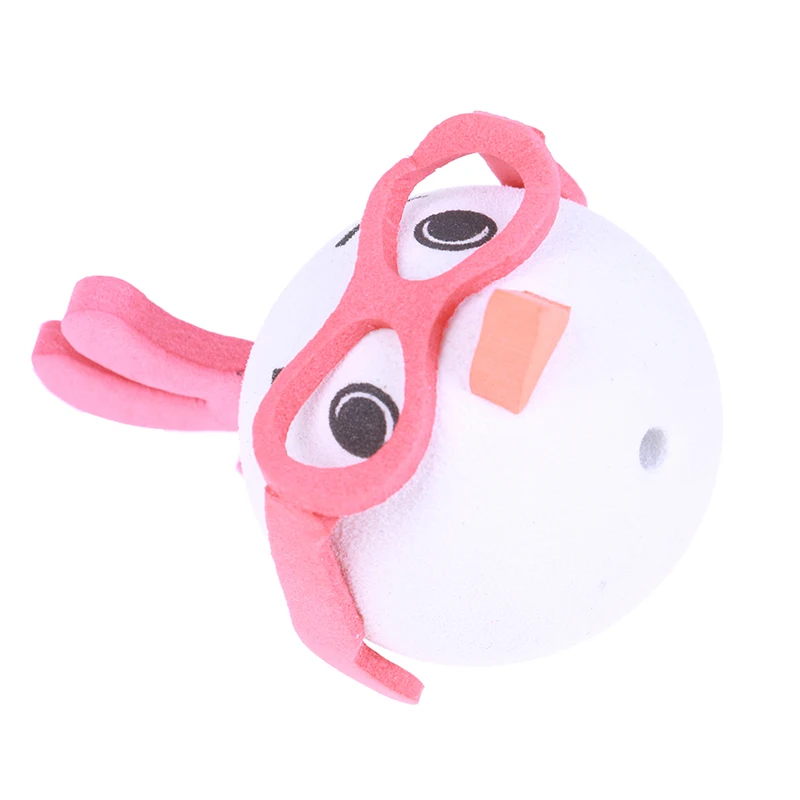 Белый с вышитым застенчивым кроликом в виде маленькой милой очаровательны