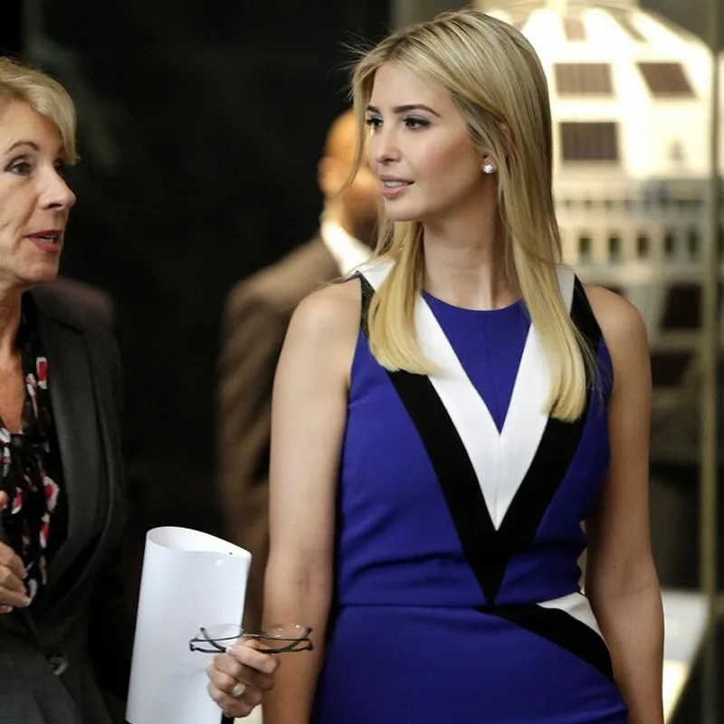 Lvanka Trump цветное платье в полоску модное дизайнерское платье-футляр без рукавов на
