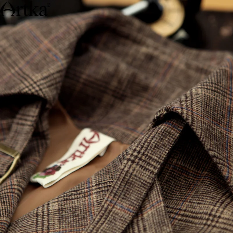 Женская двубортная короткая куртка ARTKA черная винтажная клетчатая В рыцарском