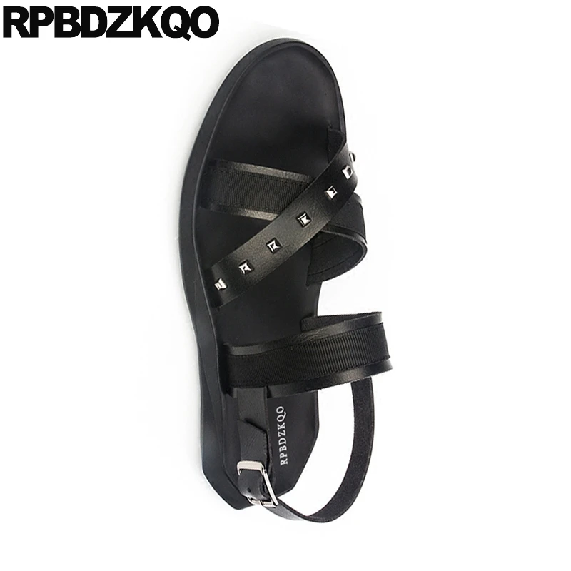 Шлепанцы мужские с заклепками дышащие сандалии в полоску без застежки Уличная