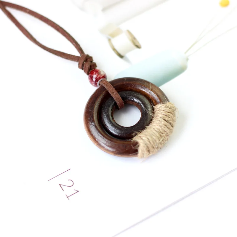 Женское кожаное ожерелье с керамическими бусинами длинное круглыми подвесками