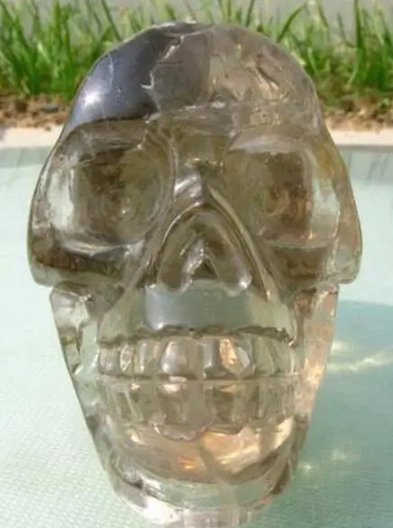 

Natural quartz crystal carving skull head to heal