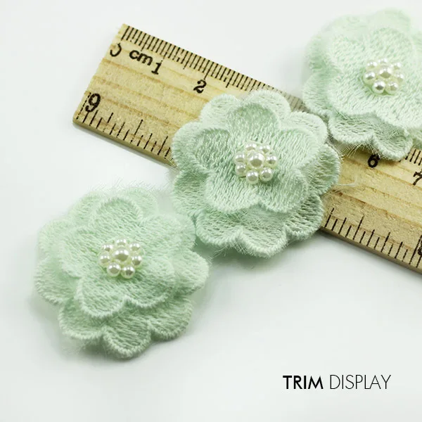 Светло-зеленая кружевная ткань из стразов с бусинами и жемчугом Отделка лентой