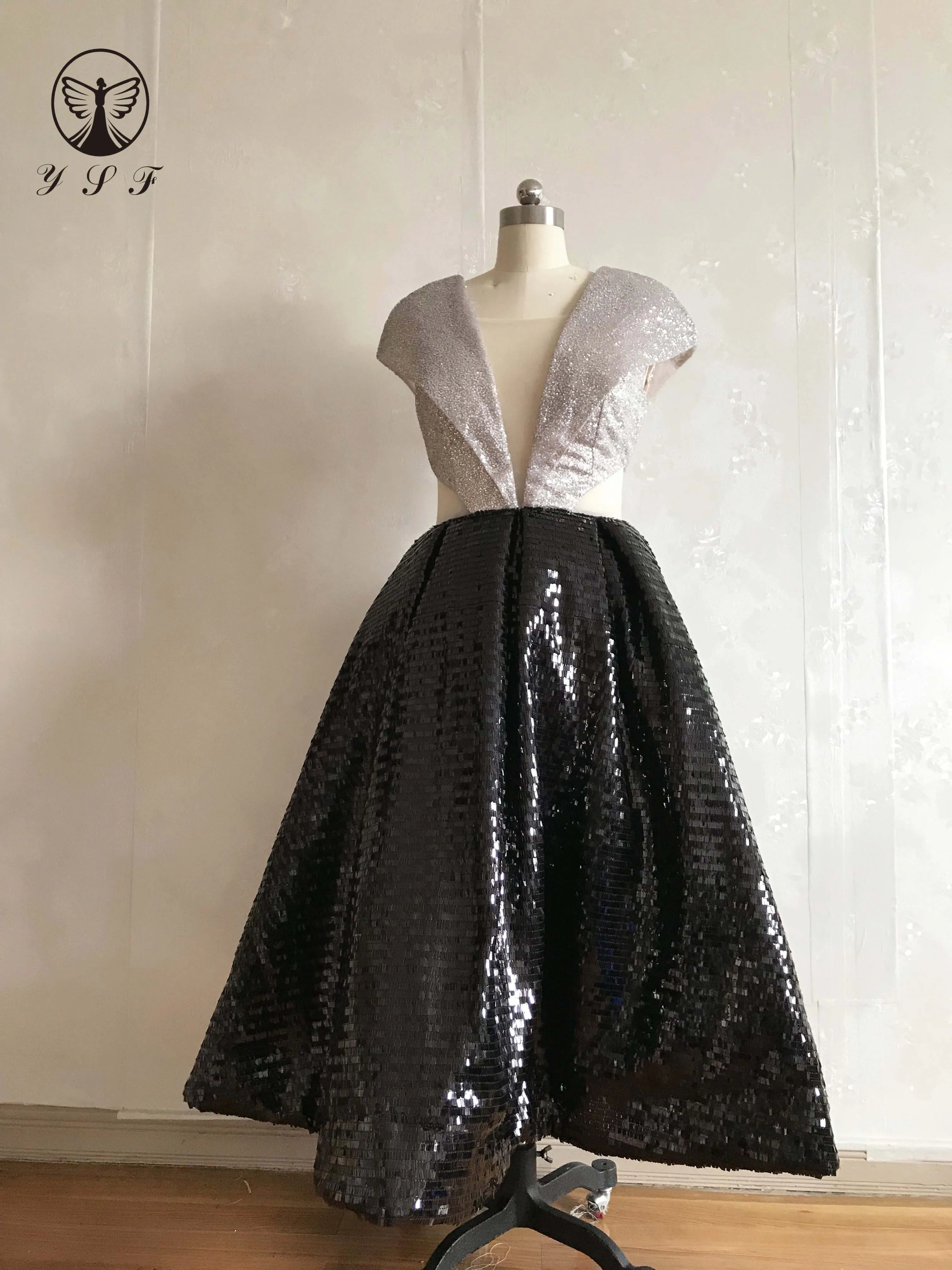 Женское платье для выпускного вечера черно-серебристое с глубоким V-образным