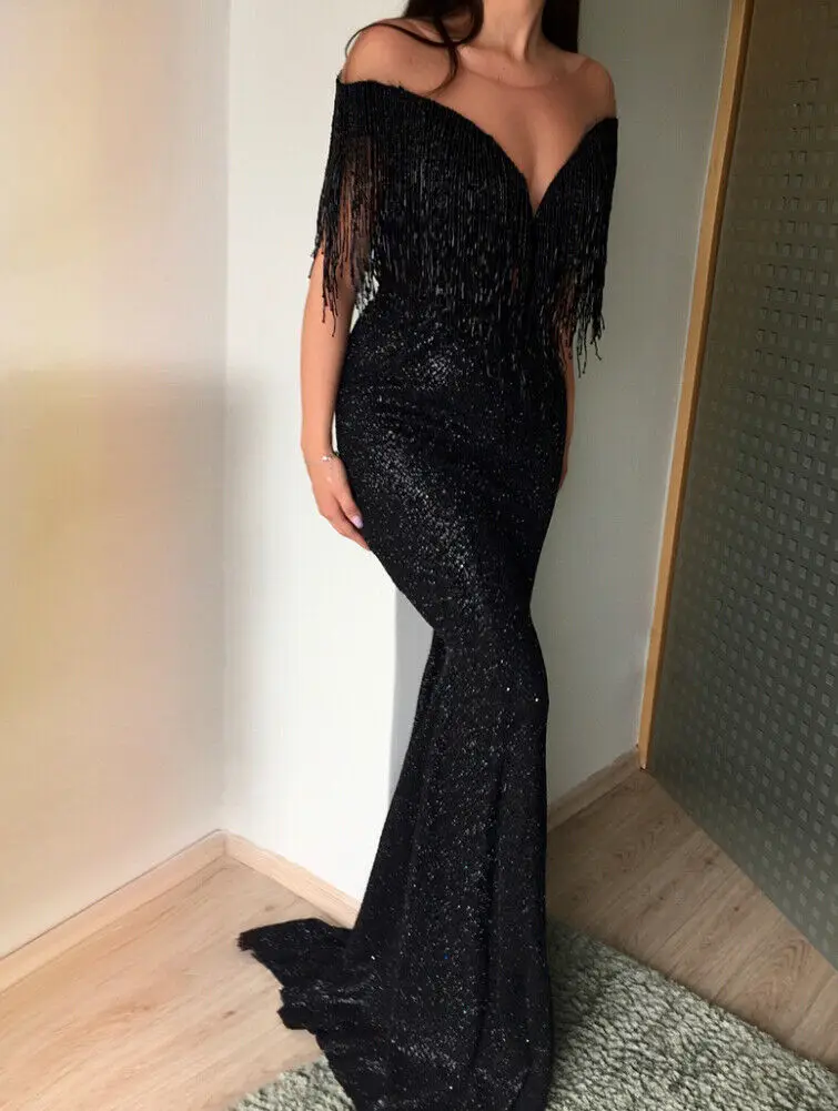 Женское вечернее платье с блестками и кисточками длинное облегающее глубоким v