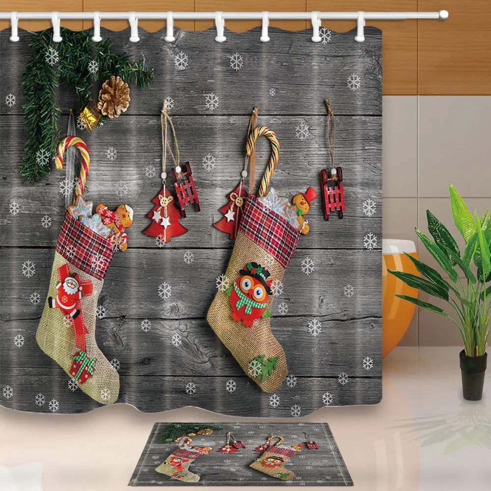 Новогодний декор для ванной Рождественский чулок и игрушки висящие на
