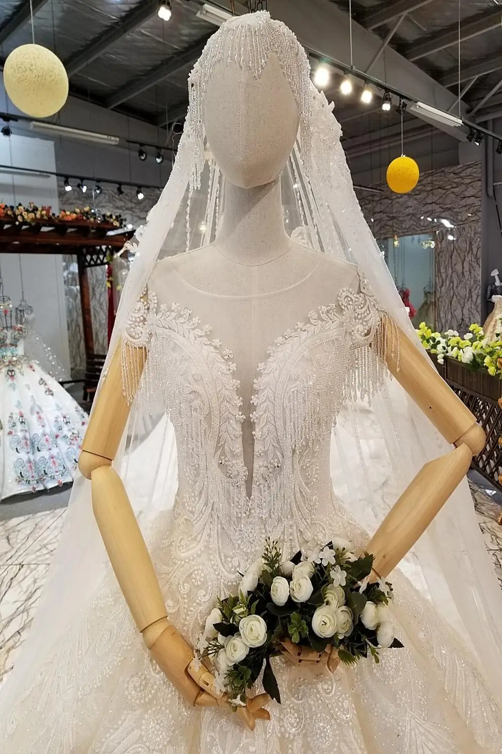 394212 изысканное классическое свадебное платье с вышитыми цветами и кисточками в