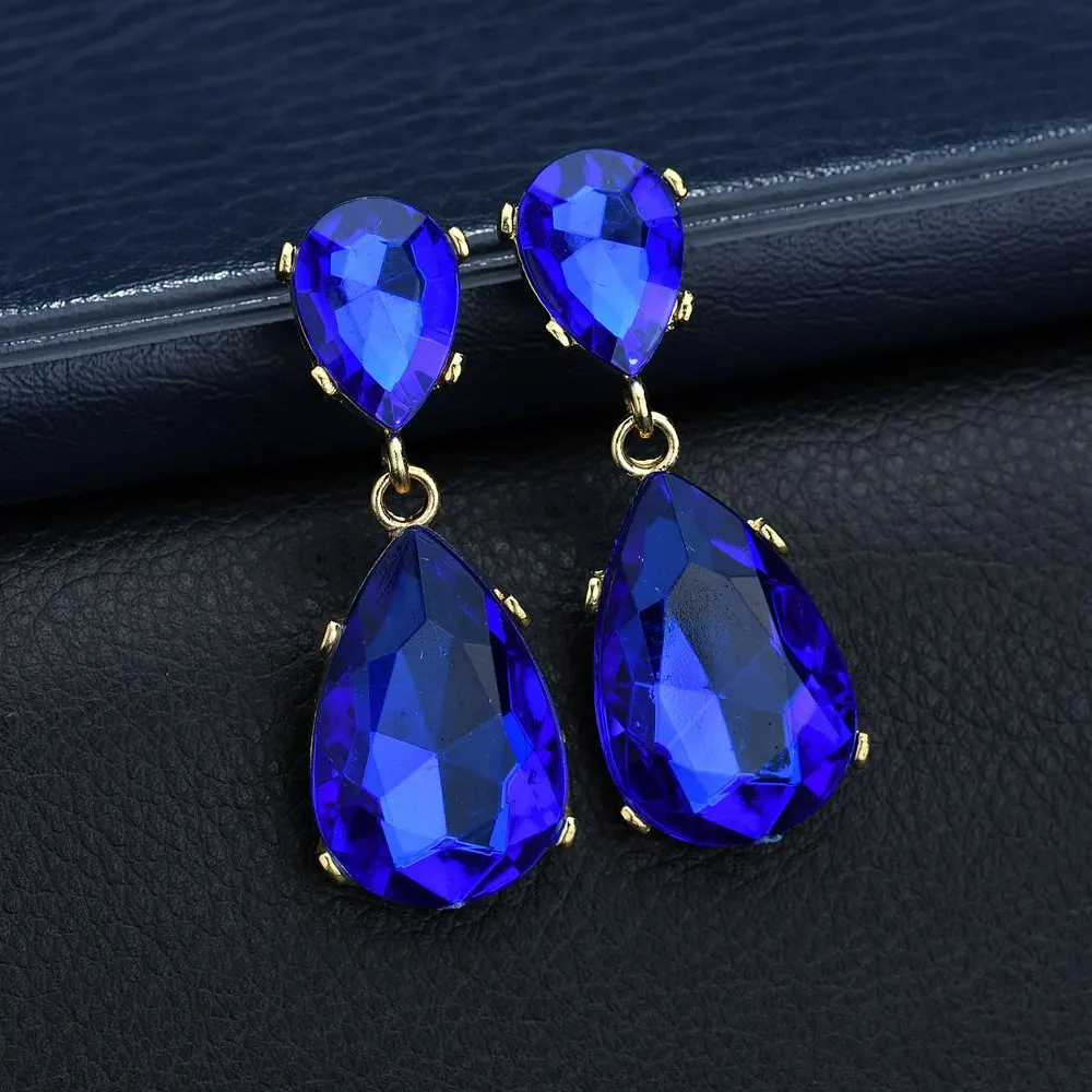 Шикарные женские серьги-гвоздики с каплевидным кристаллом воды в яркой расцветке изысканного стиля и роскоши.