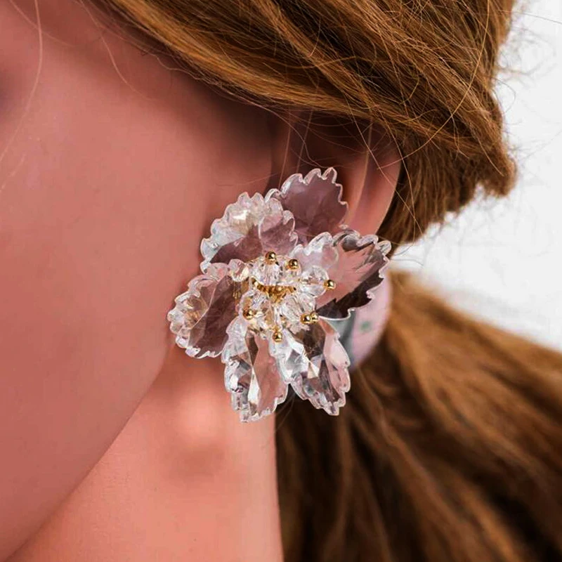 Новые прозрачные серьги-гвоздики с цветком из акрила с золотым бисером и белым украшением из коллекции бренда для женщин.