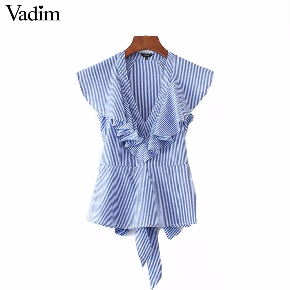 Женская блузка с коротким рукавом в полоску треугольным вырезом и поясом