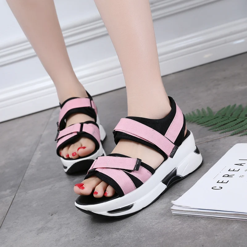 Летняя женская обувь цвет розовый черный Босоножки на платформе женские