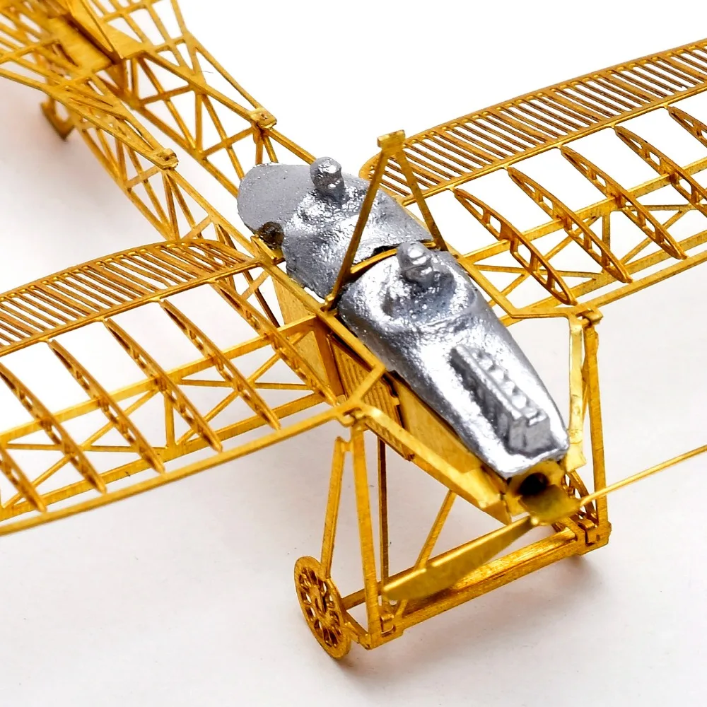 Модель летательного аппарата 3D из латуни с геометрической гравировкой в