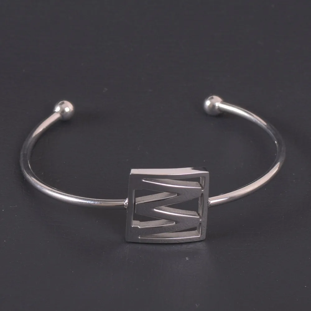Новое поступление браслет с буквой M из нержавеющей стали серебристого цвета |