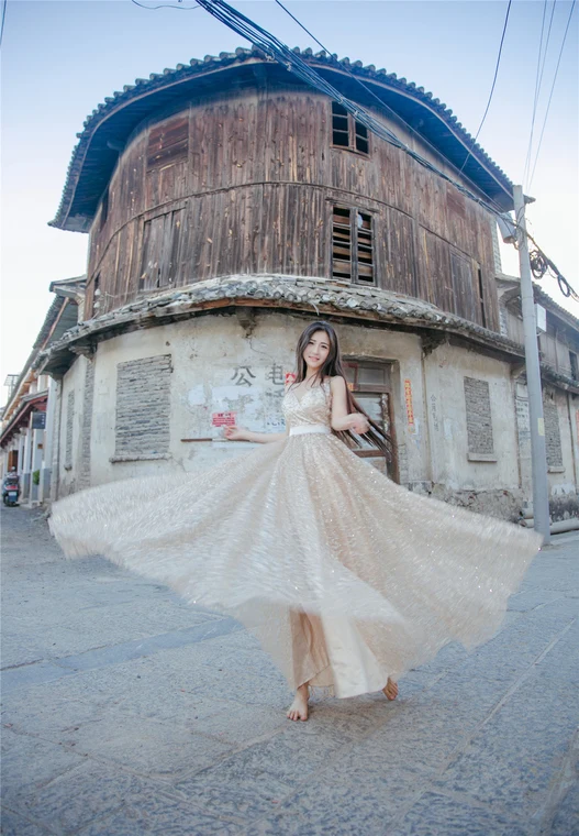 Женское длинное платье на бретелях спагетти летнее кружевное привлекательное