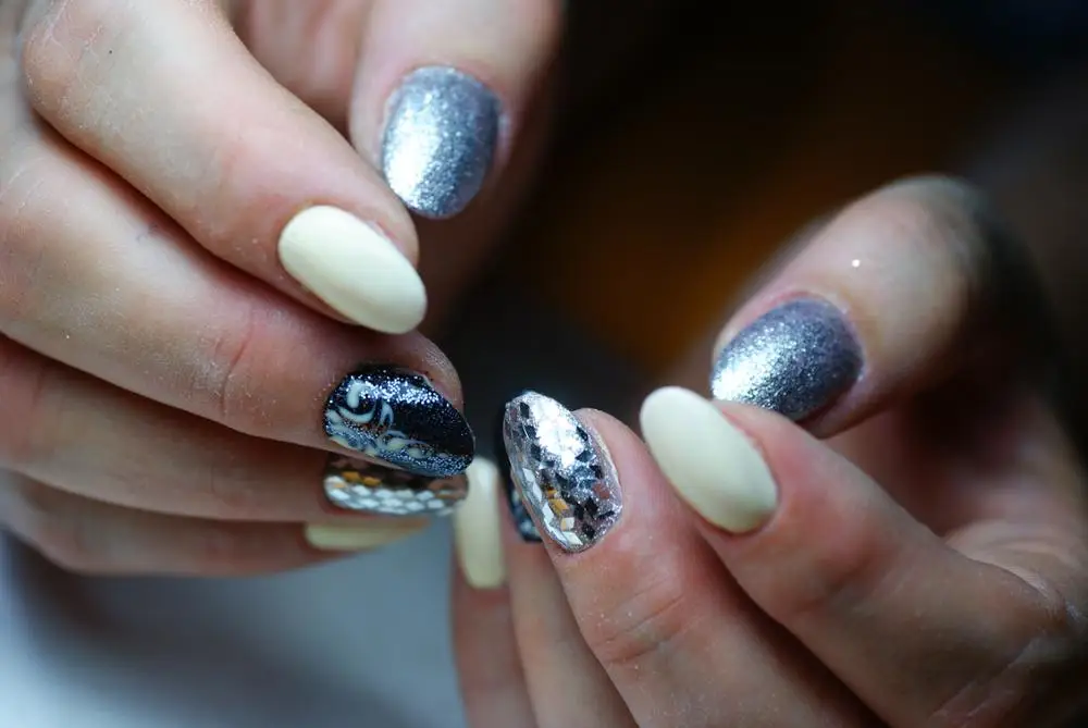 Набор из 4 бутылок золотой, серебряной, черной пайеткой и камнями для ногтей, глиттером, декорациями, акриловым УФ-порошком и 3D-арт-советами BG057-060.