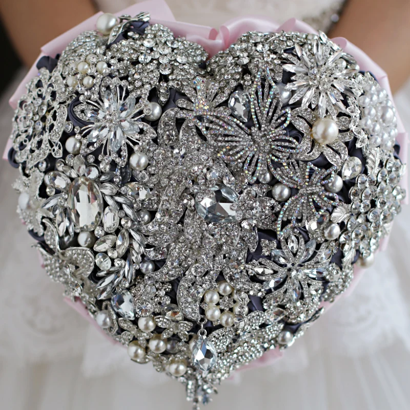 

Pink heart-shaped jewelry bridal hand holding flowers crystal petals butterfly pearl wedding DIY decoration foundation ribbon