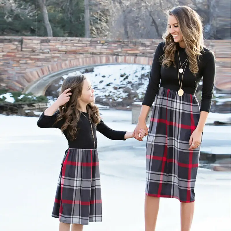 Новейшая одежда для мамы и дочки платье макси ребенка женское в клетку с длинным